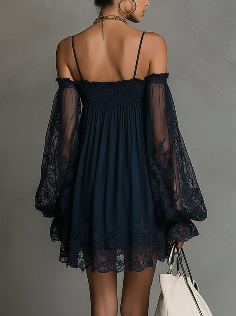 Noémie | Abito corto in chiffon blu navy con spalle scoperte e finiture in pizzo